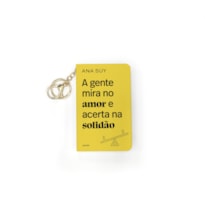A GENTE MIRA NO AMOR E ACERTA NA SOLIDÃO - LIVRO DE BOLSO COM CHAVEIRO