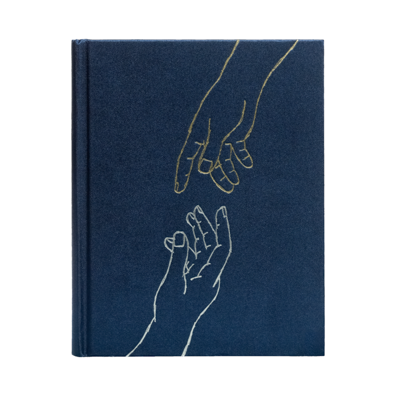 BÍBLIA NVI COM ESPAÇO PARA ANOTAÇÕES, TECIDO AZUL SOBRE CAPA DURA, MÃOS QUE ORAM, LEITURA PERFEITA: BÍBLIA SAGRADA NOVA VERSÃO INTERNACIONAL