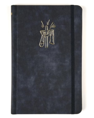 BÍBLIA SAGRADA NVI SLIM, LUXO, TECIDO AZUL MARINHO SOBRE CAPA DURA COM ELÁSTICO