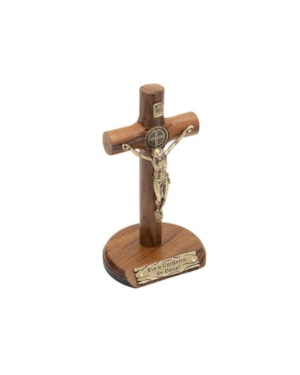 CRUCIFIXO DE MESA SÃO BENTO MADEIRA CILINDRICA OURO VELHO 12CM DE ALTURA