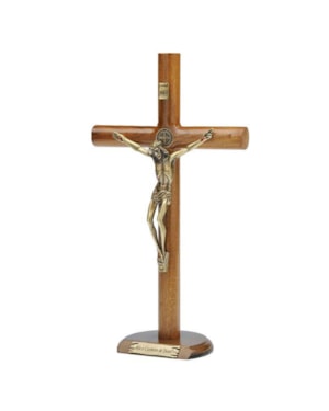 CRUCIFIXO DE MESA SÃO BENTO MADEIRA CILINDRICA OURO VELHO - 26CM DE ALTURA