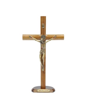 CRUCIFIXO DE MESA SÃO BENTO MADEIRA CILINDRICA - OURO VELHO - 26CM DE ALTURA