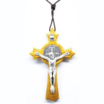 CRUCIFIXO MEDALHA DE SÃO BENTO 4,5 X 7 CM EM MADEIRA DE OLIVEIRA COM FOLHETO EXPLICATIVO DOS SÍMBOLOS BENEDITINOS