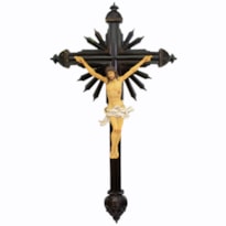 CRUCIFIXO ORNADO DE PAREDE 25X46CM RESINA