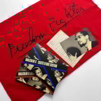 MALCOLM X 100 ANOS: KIT EXCLUSIVO COM 2 LIVROS + BANDEIRA + POSTAIS