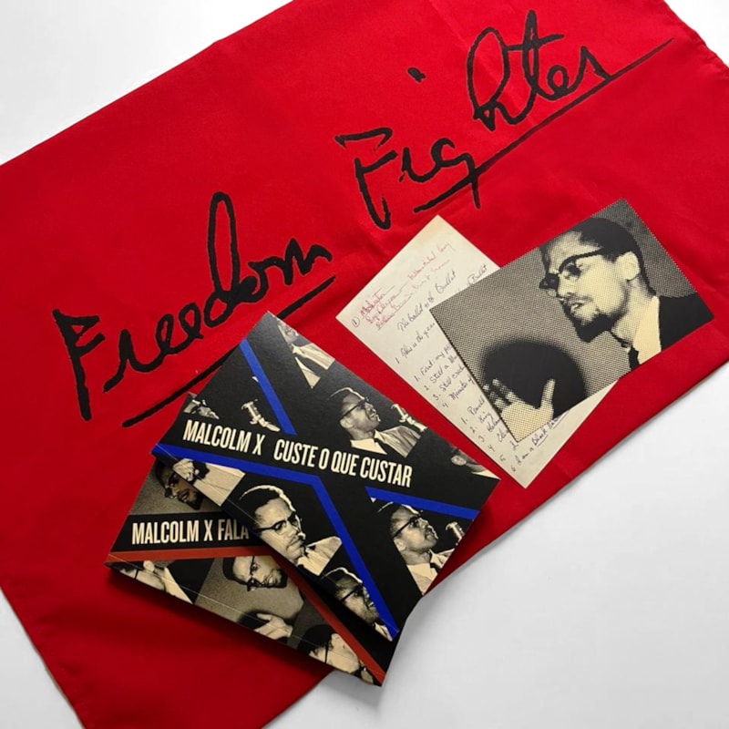 MALCOLM X 100 ANOS: KIT EXCLUSIVO COM 2 LIVROS + BANDEIRA + POSTAIS