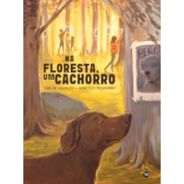 Na floresta, um cachorro