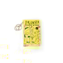 O ALIENISTA: LIVRO DE BOLSO COM CHAVEIRO