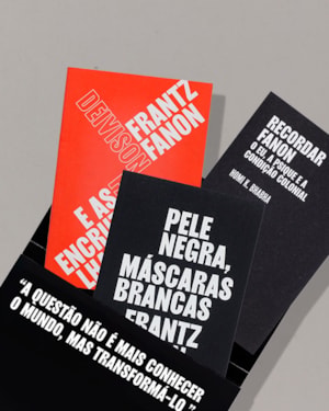 PARA ENTENDER FRANTZ FANON: KIT ESPECIAL CONTENDO LIVRO + MARCADOR + POSTAL