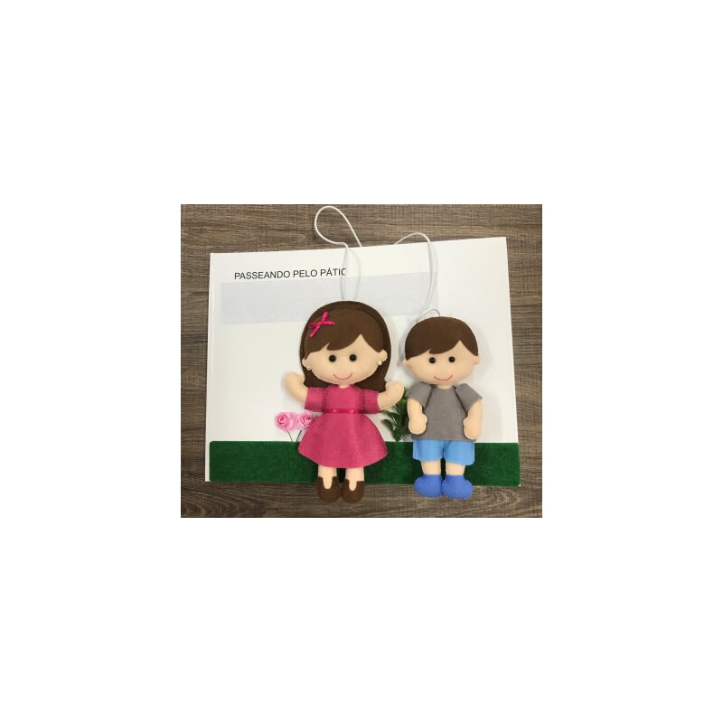 Passeando pelo pátio - livro acessível