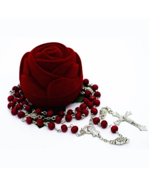 TERÇO ROSAS PERFUMADAS COM ESTOJO DE ROSA 6MM